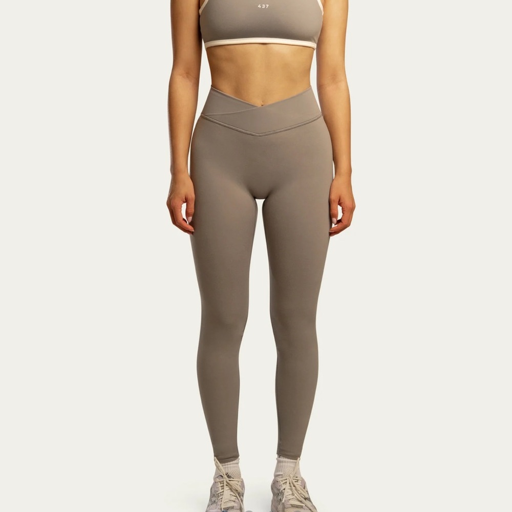437 Four Three Seven V legging Clay Mask medium